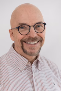 _DSC5252_wb_neu Lutz Bach, Coach mit Schwerpunkt auf dem Inneren Kind, in einem professionellen Porträt.